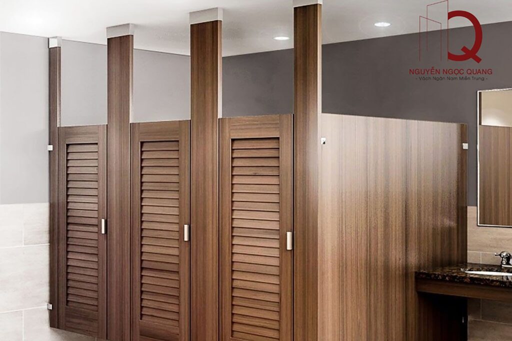 Vách ngăn gỗ có tuổi thọ lâu bền, chống trầy xước, đẹp và an toàn cho người sử dụng