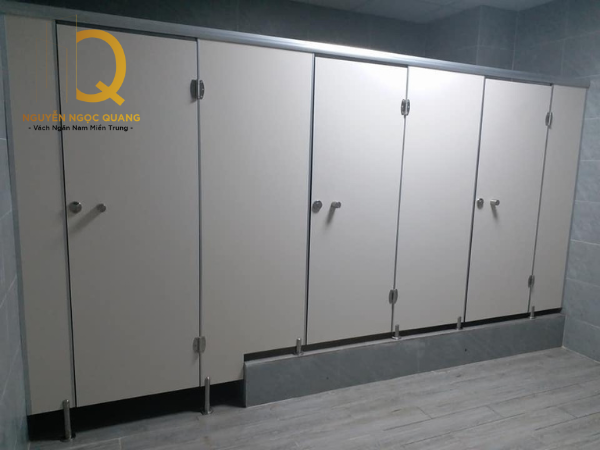vách ngăn vệ sinh công cộng chịu nước