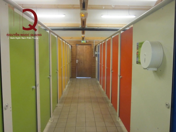 vách ngăn compact HPL cho bênj viện