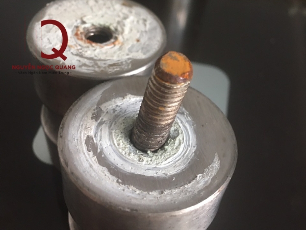 phụ kiện vách ngăn vệ sinh giả