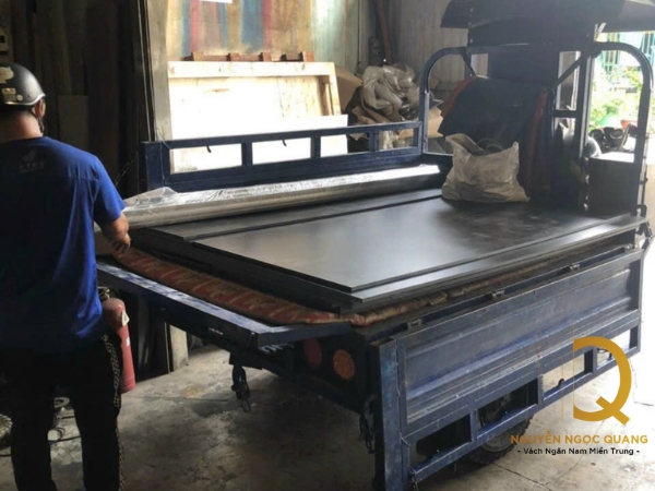 vận chuyển vách ngăn vệ sinh compact