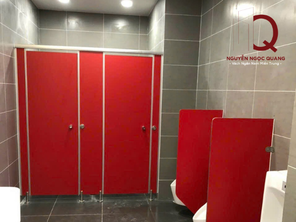 Tấm vách ngăn nhà vệ sinh màu đỏ