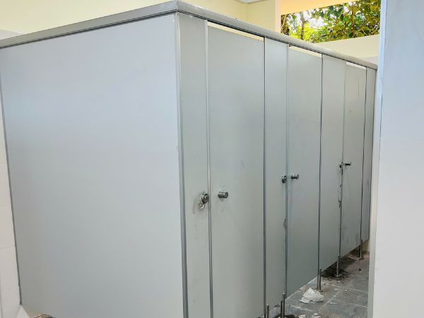 giá vách ngăn nhà vệ sinh compact