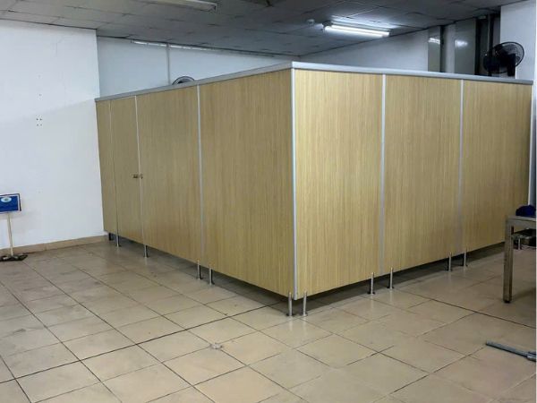 Vách Ngăn Vệ Sinh Compact Tại Quảng Bình & Quảng Trị – Thi Công Chuẩn, Giá Tốt 2025